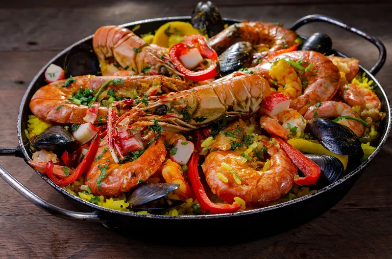 Primer plano de una paella española recién cocinada, ejemplo de plato tradicional con alto contenido en sal