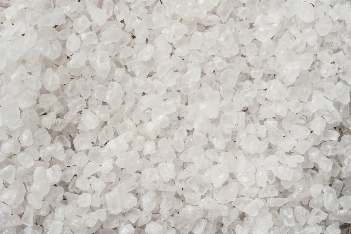 Primer plano de cristales gruesos de sal marina blanca con textura detallada